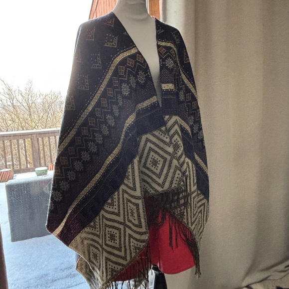 Love Stitch poncho 💙💛❤️ - Picture 4 of 7